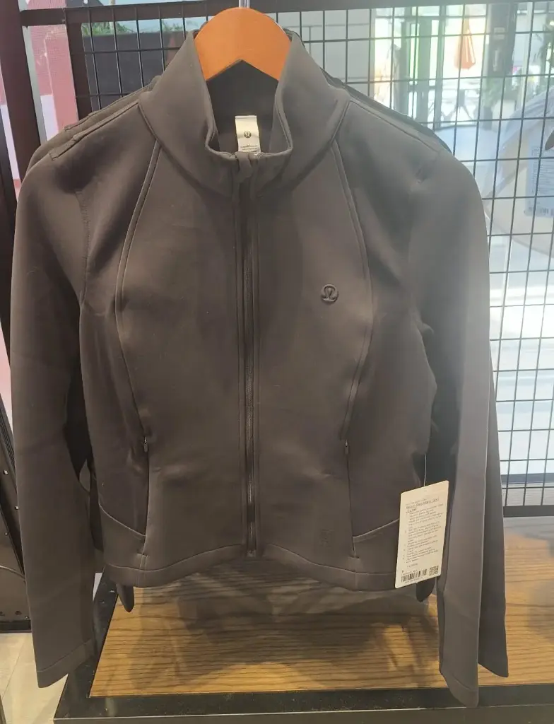 Chamarra Lululemon negra golf